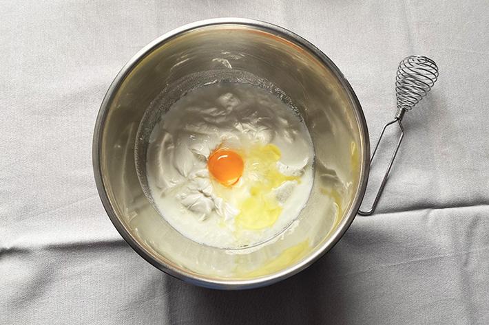 sopa de yogurt mezcla de los yogures con huevo
